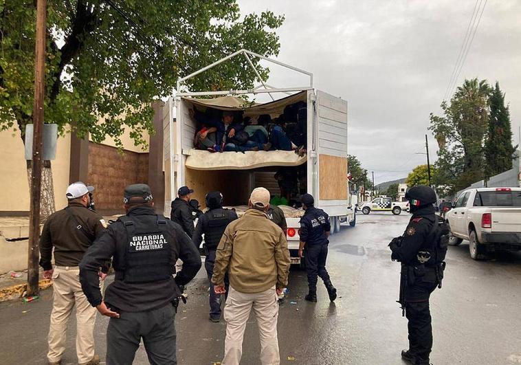 Autoridades interceptan a 174 migrantes que viajaban hacinados en camión en sur de México