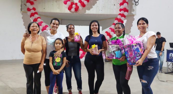 Con alegría, bailoterapia y obsequios agasajan a madres en el municipio Cedeño