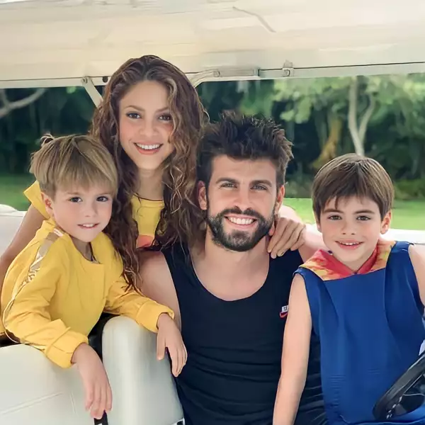 Shakira y Piqué junto a sus hijos Milan y Sasha. | Foto: Web