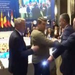 Delegado ruso desata pelea al arrebatar bandera ucraniana en cumbre