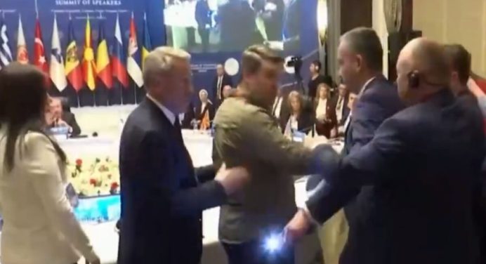 Delegado ruso desata pelea al arrebatar bandera ucraniana en cumbre