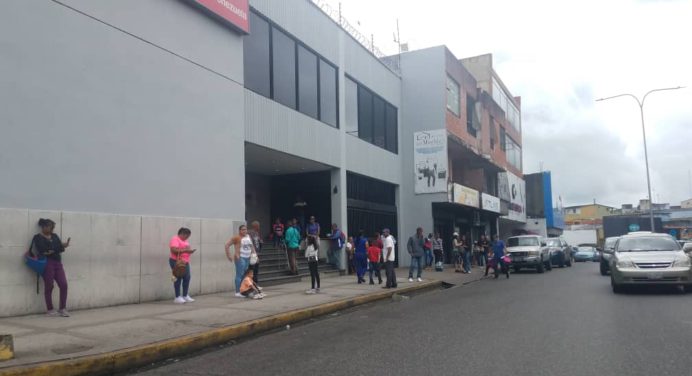Después del feriado entidades bancarias lucieron congestionadas