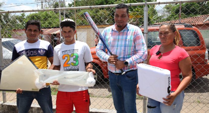 Entregan dotación a dos instituciones educativas en Sabana Larga de Punceres