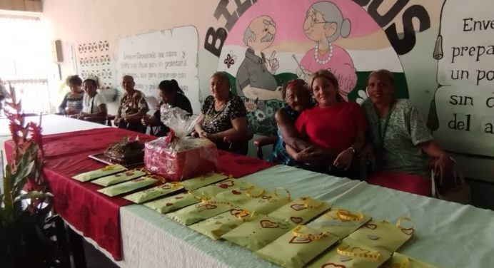 Festejan día de las Madres en el club de los abuelos de Zamora
