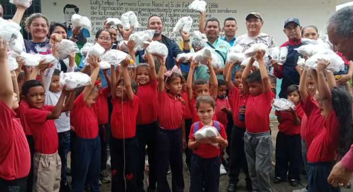 Gobierno entrega en Cedeño calzados a más de 2 mil estudiantes de preescolar y maternal