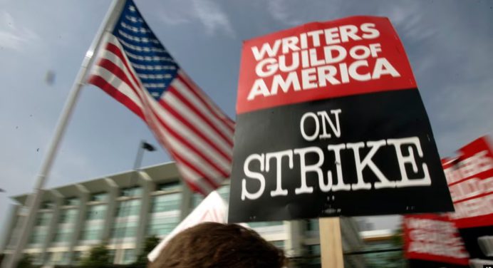 Guionistas de cine y televisión de EEUU inician huelga
