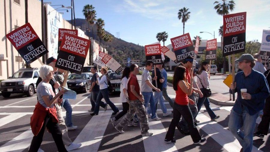Guionistas de cine y televisión de EEUU inician huelga