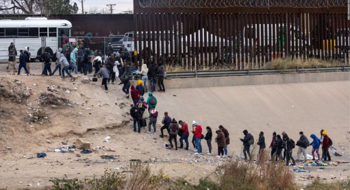 Habilitan 4.500 camas en la ciudad fronteriza El Paso para recibir refugiados