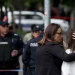 insolito menor que mato a 9 personas en un colegio serbio tenia una lista de victimas laverdaddemonagas.com profesoras consuelan estudiante tiroteo belgrado 98