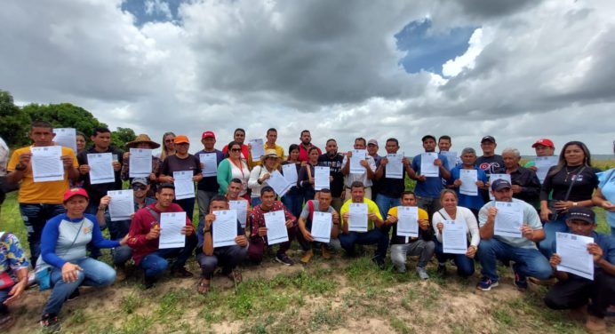 Inti adjudica 43 títulos de tierra a campesinos en el municipio Cedeño