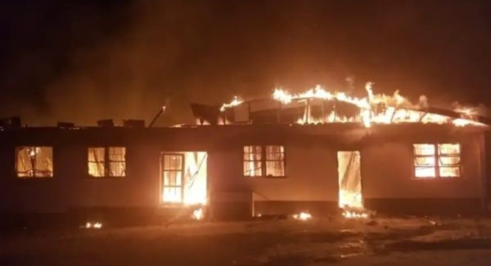 ¡Lamentable! Al menos 20 niños mueren en un incendio en una residencia estudiantil en Guyana