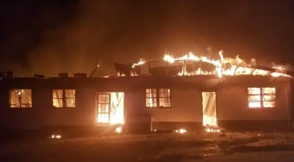 ¡Lamentable! Al menos 20 niños mueren en un incendio en una residencia estudiantil en Guyana