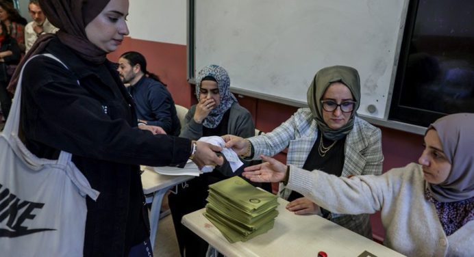 Elecciones en Turquía transcurren sin incidentes