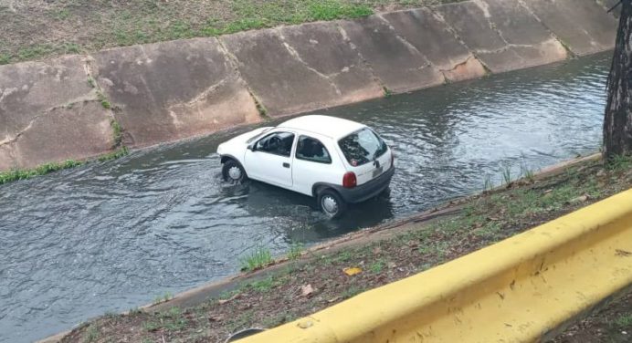 Un vehículo modelo Corsa cayó en el caño de la avenida Orinoco (+Video)