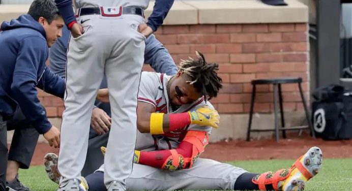 Ronald Acuña Jr. recibió un fuerte pelotazo que lo sacó del juego (+Video)