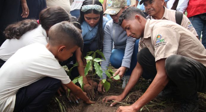 Ministerio de Ecosocialismo relanza Misión Árbol con siembra de 1.500 plantas en Monagas