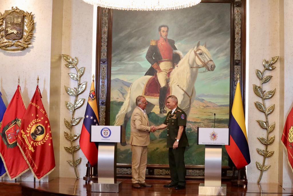 ministros de defensa de venezuela y colombia reunidos este jueves en fuerte tiuna laverdaddemonagas.com ministros11.3