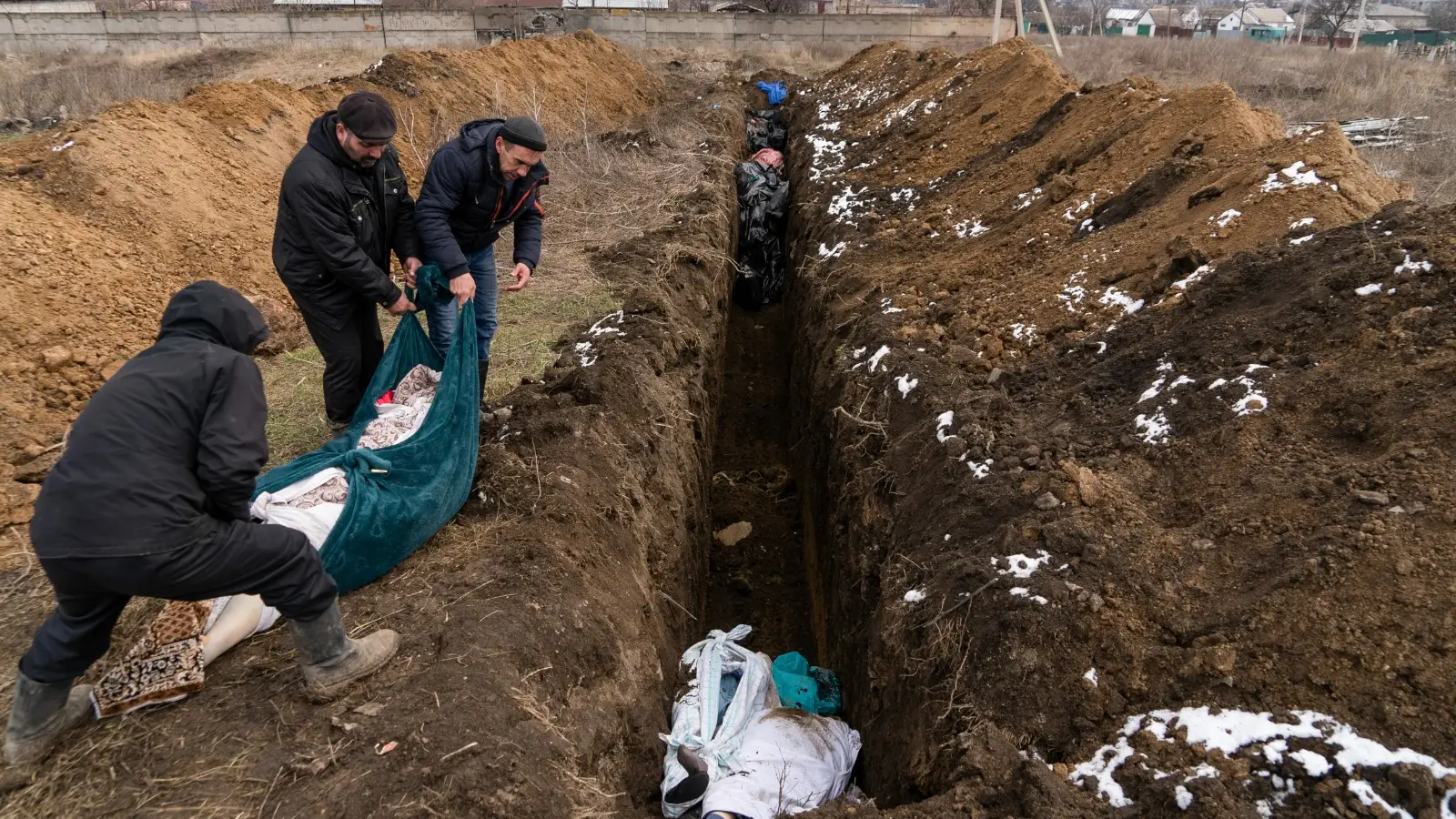 onu contabiliza la muerte de 8 791 civiles en ucrania desde el inicio de la guerra laverdaddemonagas.com fosa comun afueras mariupol ucrania 97