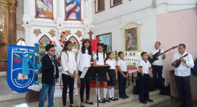 Santa Cruz es homenajeada por escolares con galerones y poesías