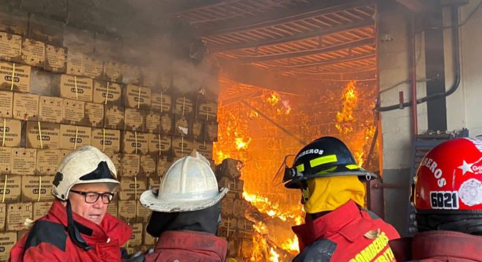 Se registró un incendio en centro comercial de la carretera Panamericana