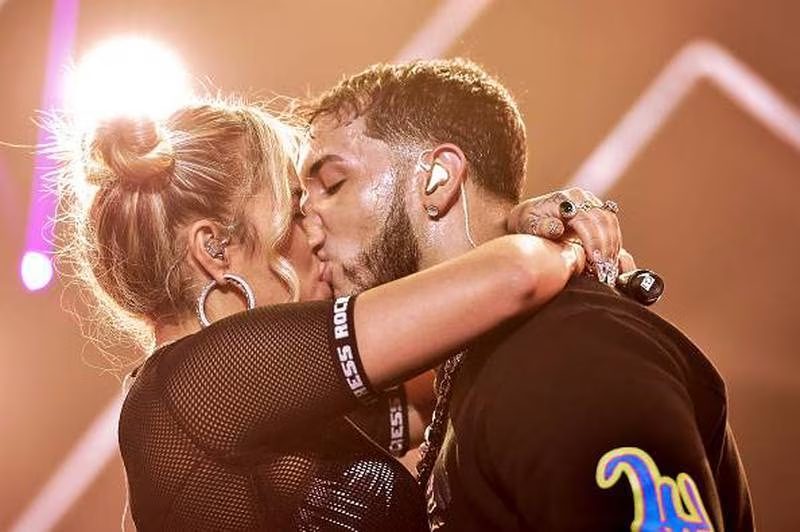 ¡Tendencia! Anuel AA le besó la cara a Karol G en pleno concierto 2 Anuel AA Karol G