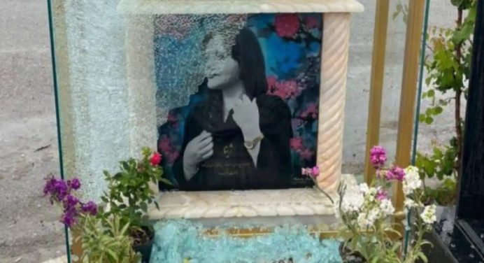 Vandalizan la tumba de Mahsa Amini en Irán