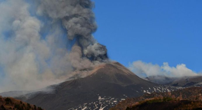 Volcán del monte Etna en Italia entró en erupción