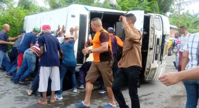 Vuelco de autobús en la ruta El Pinto – Maturín dejó un muerto y 16 heridos