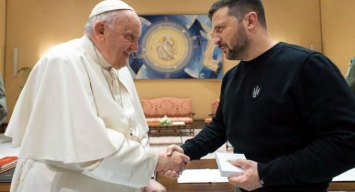 Zelenski le dice al papa Francisco que «no puede haber igualdad entre víctima y agresor»