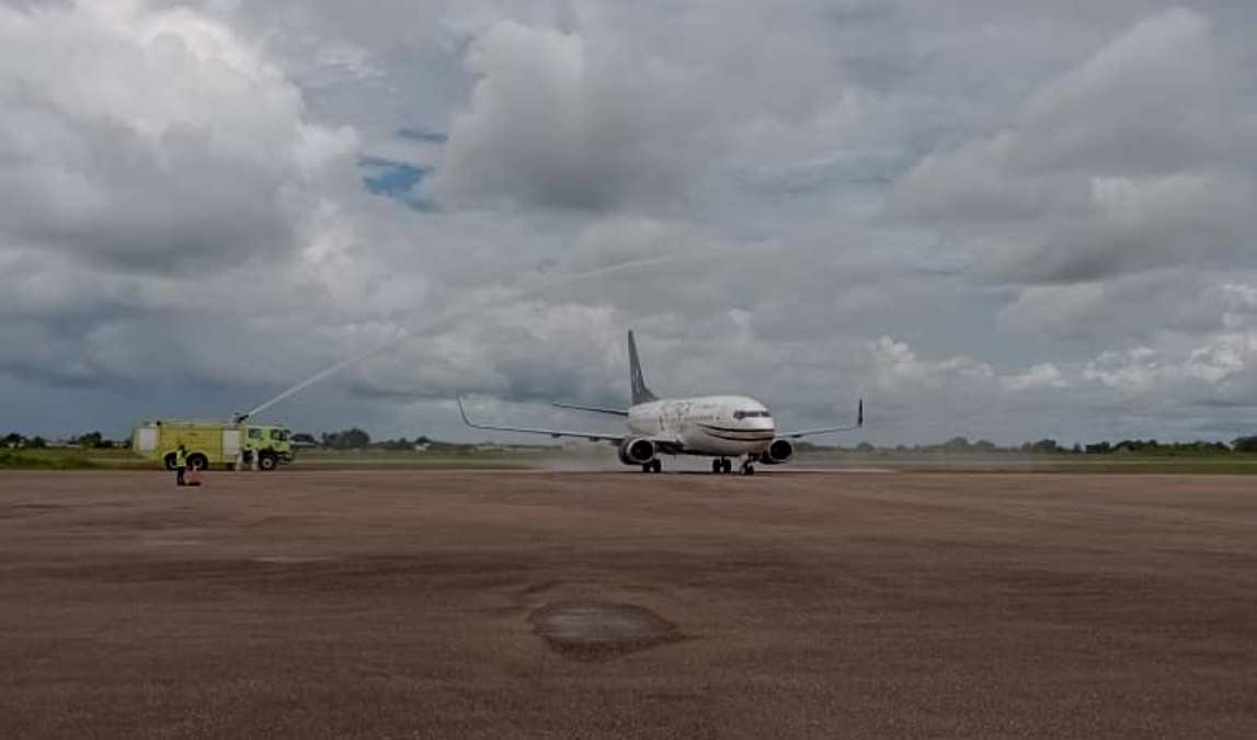 El avión de conexión inaugural arribó a la 1:00pm al aeropuerto