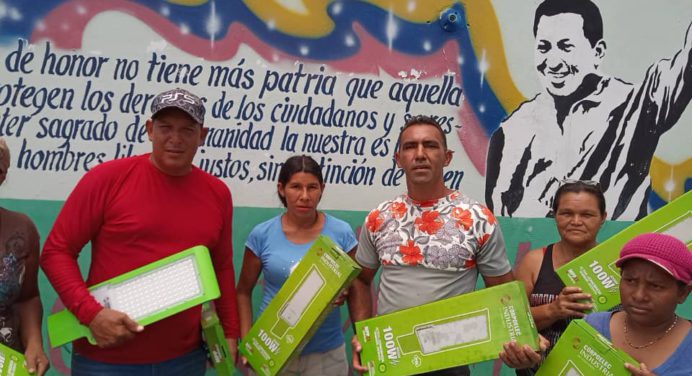 989 familias de la parroquia El Tejero beneficiadas con luminarias para sus sectores