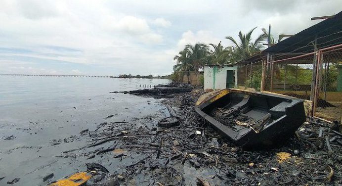 Advierten daños ocasionados por derrames petroleros en el Lago de Maracaibo