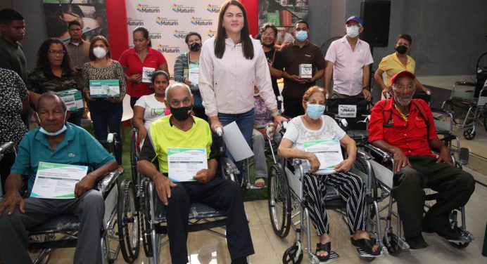 Ana Fuentes entrega 156 ayudas técnicas y exámenes a trabajadores del Ayuntamiento