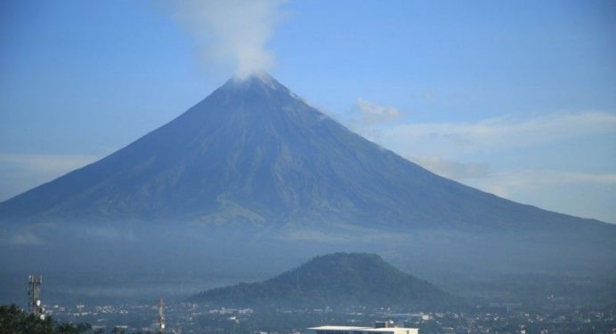 Ante riesgo de erupción del volcán Mayón han sido evacuadas más de 20 mil personas en Filipinas