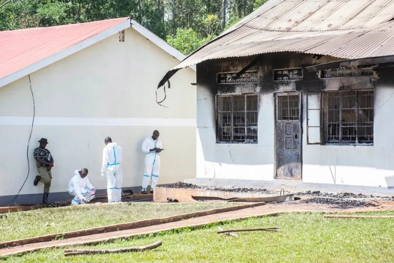 Ataque yihadista deja al menos 41 muertos en una escuela en Uganda