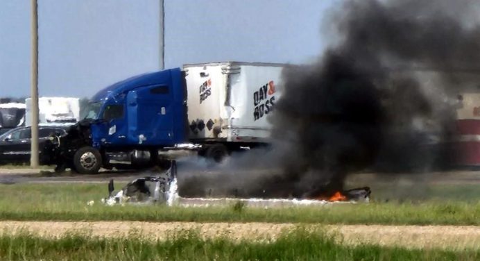 ¡Catástrofico! En Canadá accidente vehicular deja 15 muertos y 10 heridos