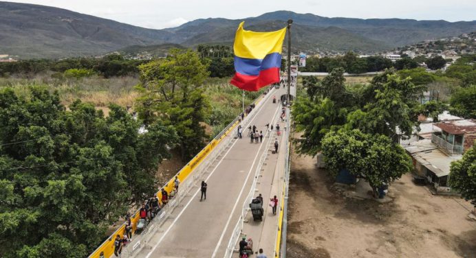 Colombia cierra la frontera a vehículos de transporte público venezolanos