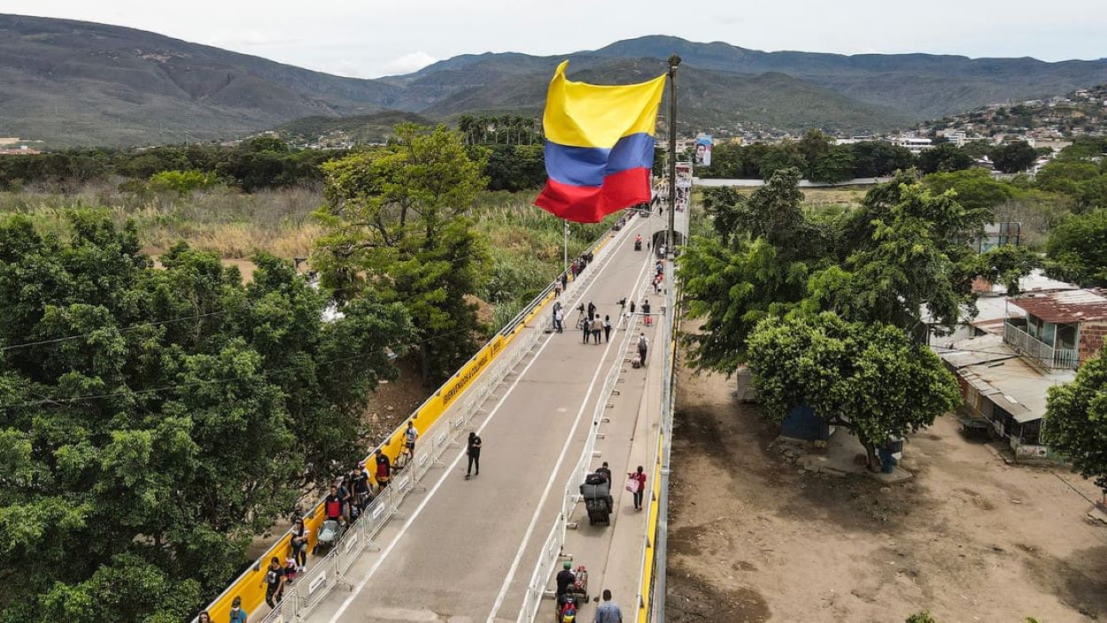 Colombia cierra la frontera a vehículos de transporte público venezolanos