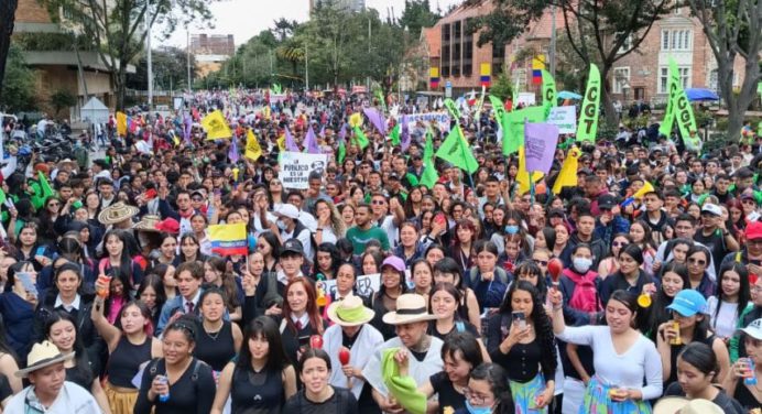 Unas 4 mil personas marchan en Bogotá para respaldar reformas sociales de Petro