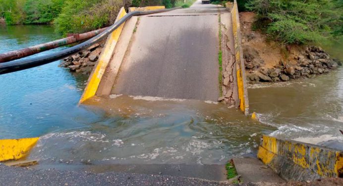 Colapso de puente en Carenero deja incomunicado a Higuerote con Chirimena