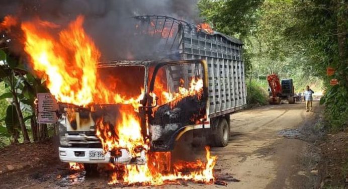 Disidencias de FARC queman camión del Ejército colombiano y roban sus equipos