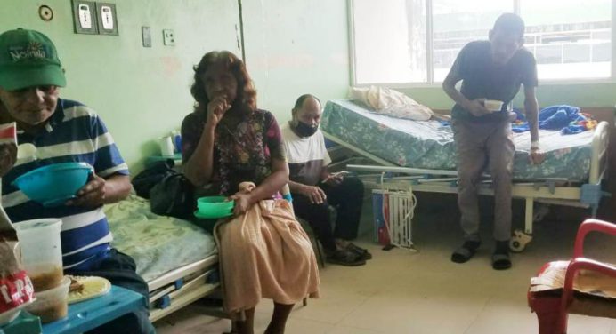 En quinto piso del Humnt pacientes reciben agua de frijol como almuerzo
