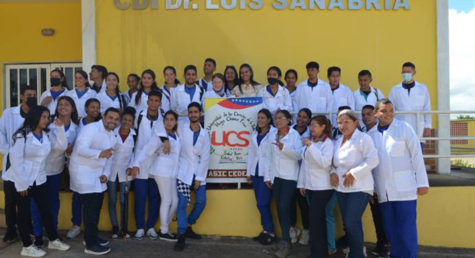 Entregan batas médicas a 50 estudiantes de la UCS en Cedeño