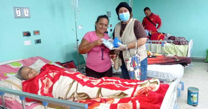 Equipo Cáritas entregó 500 kits a pacientes del Humnt