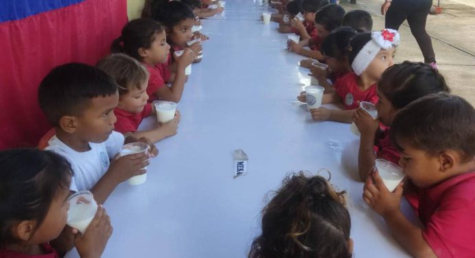 Escolares de San Jaime celebraron día mundial del vaso de leche y la infancia