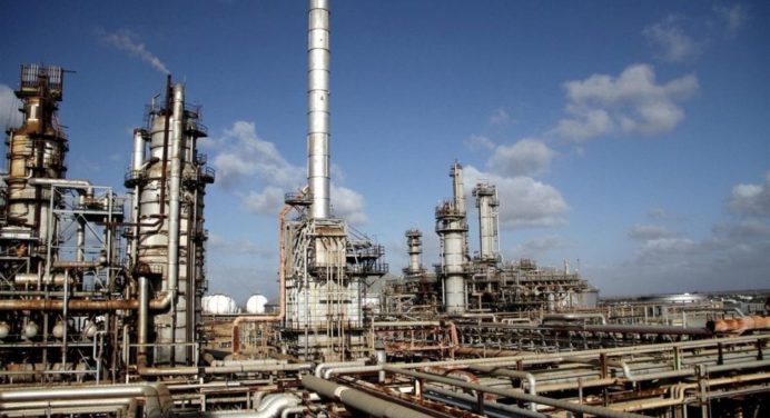 Detenida producción de gasolina por falla en refinería en Falcón