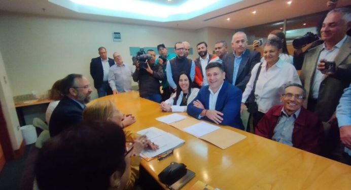 Freddy Superlano inscribió su candidatura a la primaria de la oposición