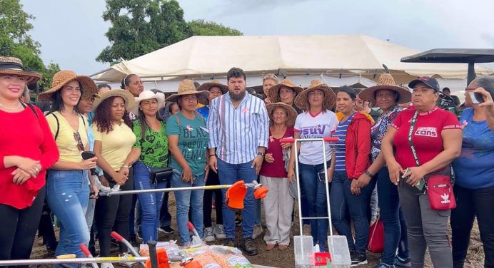 Gobernador Ernesto Luna entrega insumos para siembra de maíz a 108 mujeres conuqueras