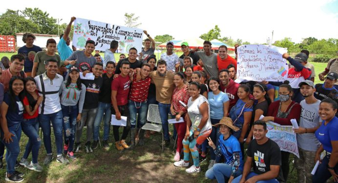 Gobernador Luna entrega financiamiento a 100 jóvenes productores de Monagas