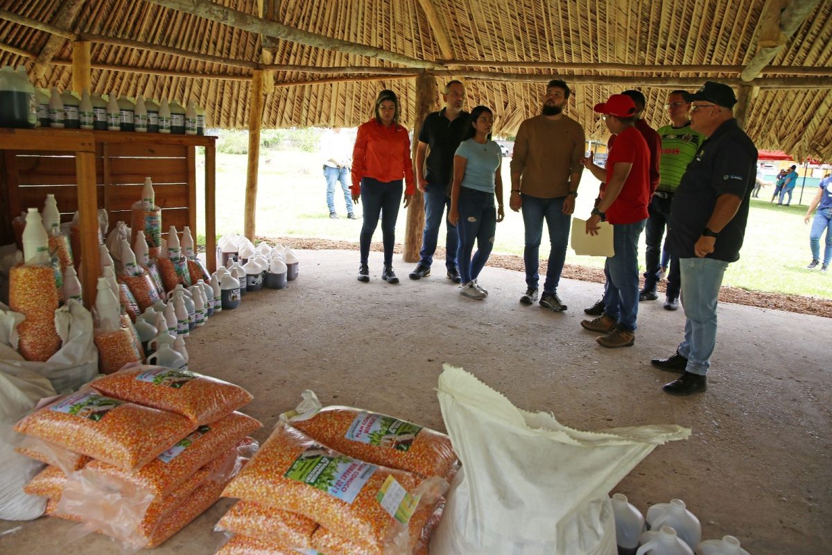 gobernador luna entrega financiamiento a 100 jovenes productores de monagas laverdaddemonagas.com ernesto2